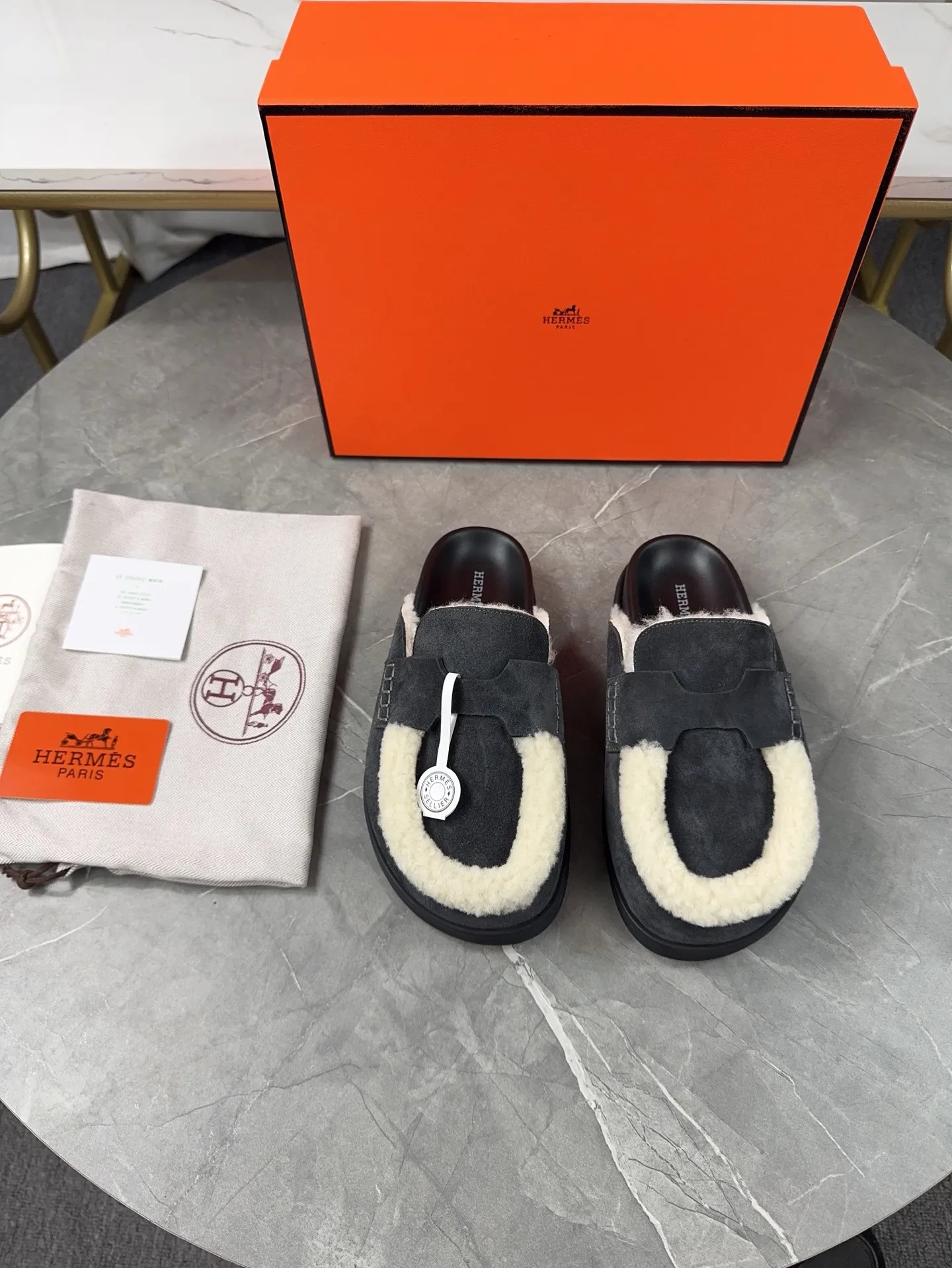 p460🐮🐮HERMES Birkenstock Mules🍬 Spring and summer really need versatile slippers. They have a casual and high-end feel, and the comfort is also great. The large toe design adds a playful feel, and the slip-on design is convenient and practical to wear. 🌷Upper: original high mercerized cow velvet 🌷Inner lining: wool 🌷Outsole: original TPU water platform + rubber film combination 🌷Number of sizes: women's size 35-40 (40-41 -42 is not returnable) men's size: 38-45 (45 is not returnable)